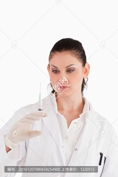 穿著白色上衣的女人在白色背景上準(zhǔn)備注射器