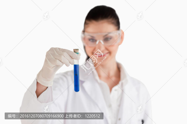 微笑的女科學家看著