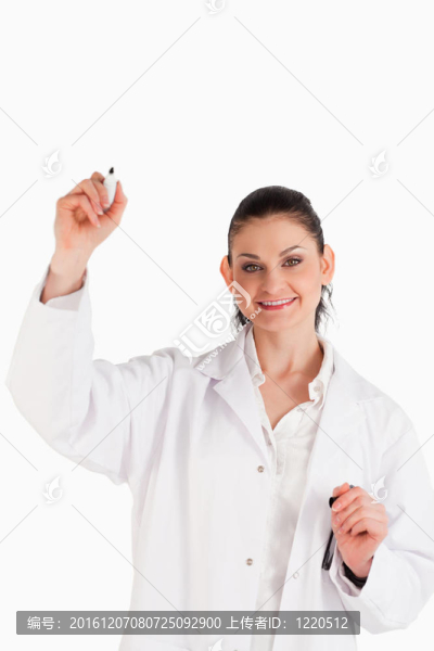微笑的科學(xué)家在實(shí)驗(yàn)室空空的白板上寫字