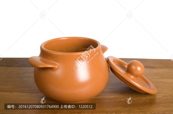 木板上的陶瓷鍋