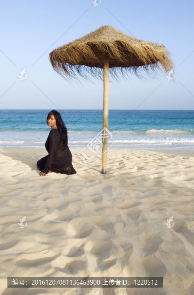 海灘上的亞洲女人