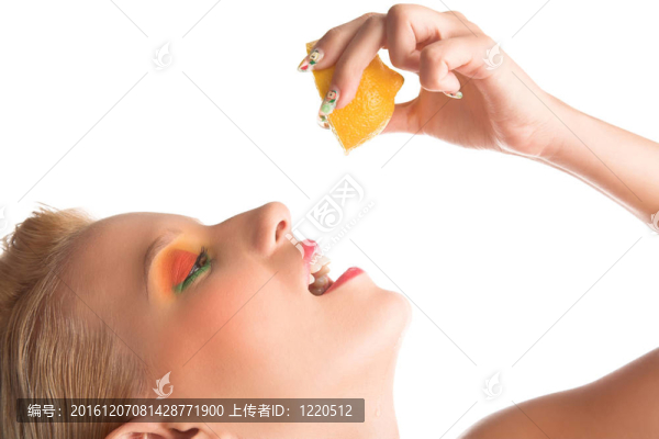 女人用檸檬