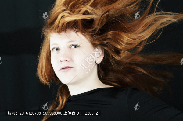 紅衣女孩在黑色微笑