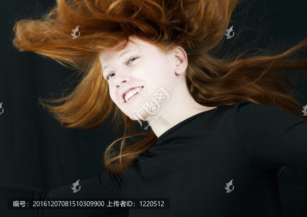 紅衣女孩在黑色微笑
