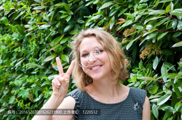 自然戶外肖像年輕女子