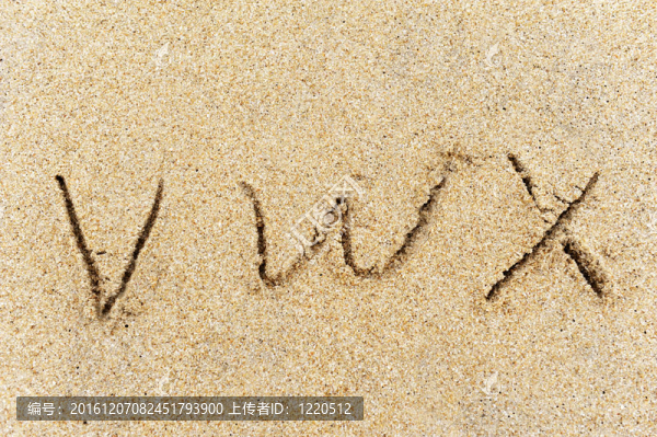 沙灘上手寫的字母字母沙灘