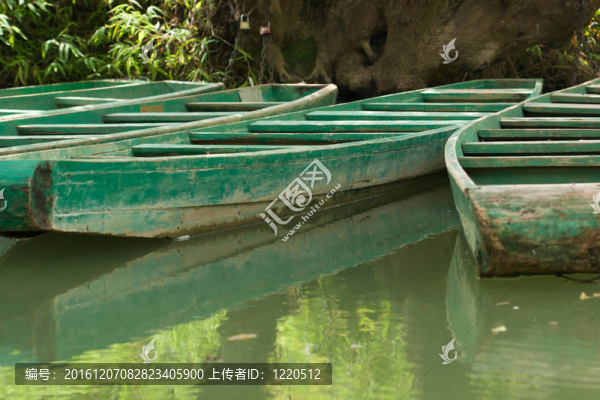 停泊在河上的木船