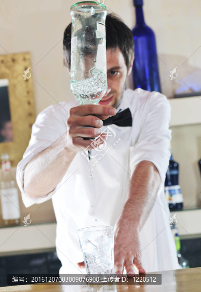 Pro酒保準備雞尾酒喝黨