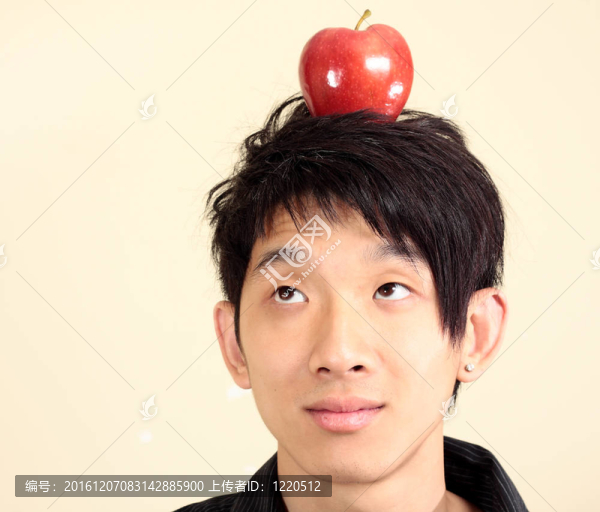 年輕人的頭上有一個蘋果