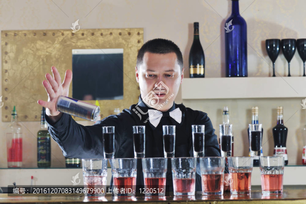 Pro酒保準備雞尾酒喝黨