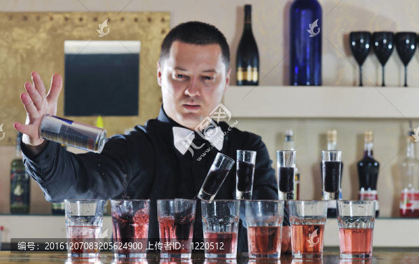 Pro酒保準(zhǔn)備雞尾酒喝黨