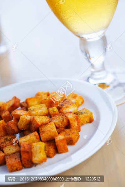 鹽干面包和啤酒