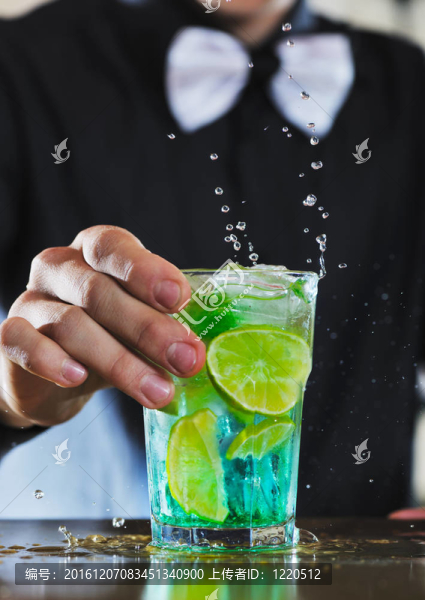 Pro酒保準備雞尾酒喝黨