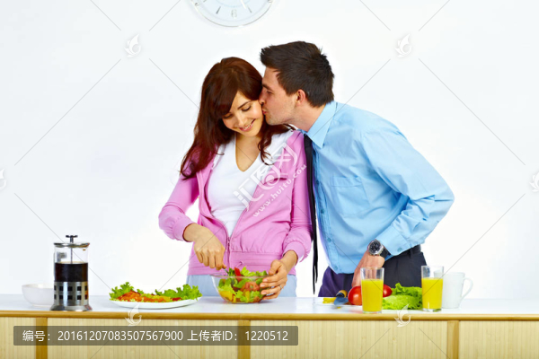 戀愛中的情侶準(zhǔn)備一些食物