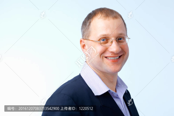 戴眼鏡的微笑男人。