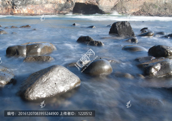 墻洞景觀與波浪和巖石運動