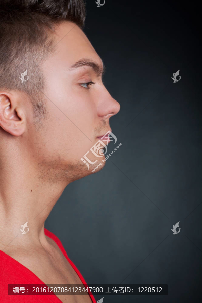 黑暗背景的英俊男人