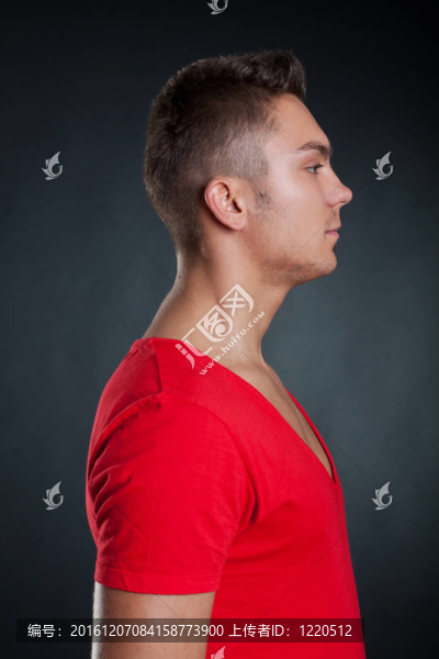 黑暗背景的英俊男人