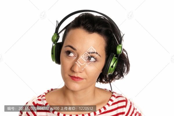 白色背景下戴著耳機的年輕女子聽音樂
