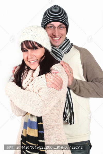 穿冬裝的年輕夫婦