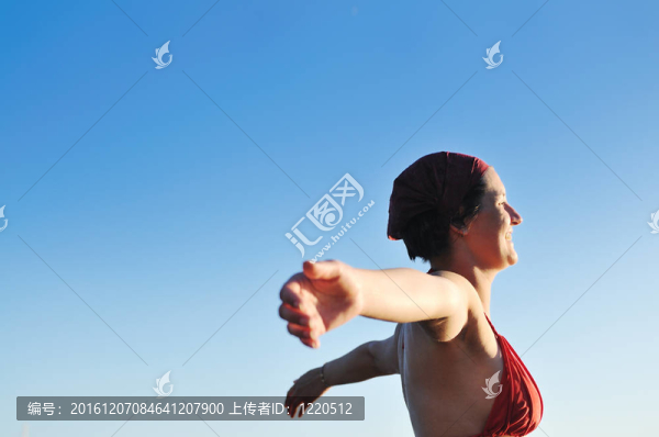 快樂(lè)女孩在陽(yáng)光下盡情地享受