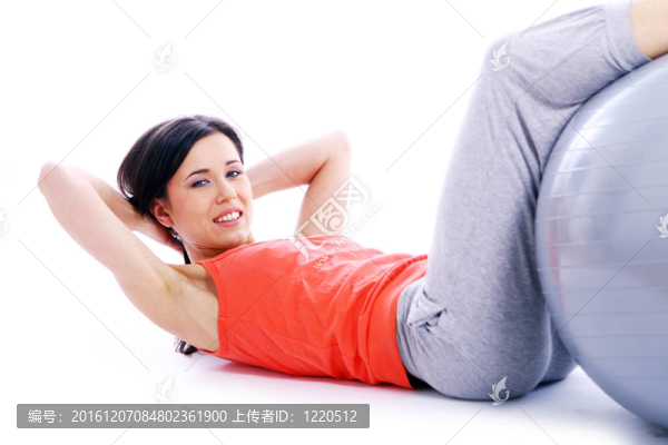 年輕漂亮的女孩做瑜伽練習