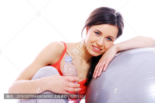 年輕漂亮女孩帶礦泉水瓶