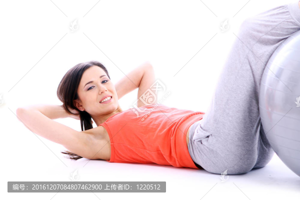 年輕漂亮的女孩做瑜伽練習(xí)