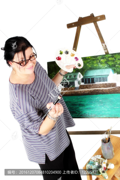 女性畫家在背景中微笑