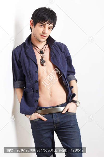 穿襯衫和牛仔褲的男人