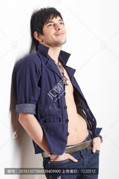 穿襯衫和牛仔褲的男人