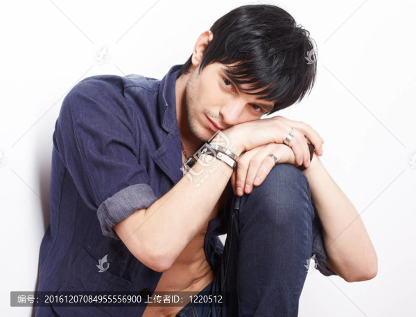 穿襯衫和牛仔褲的男人
