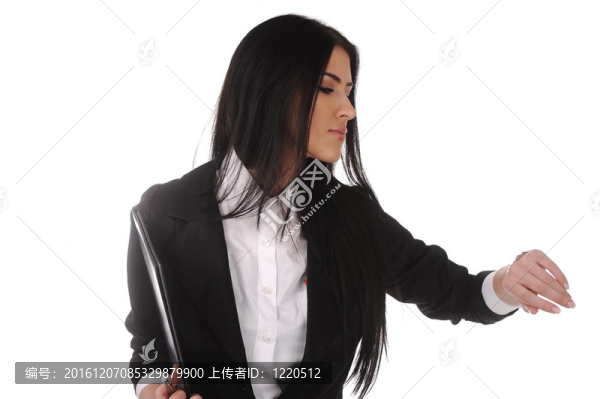 年輕的女商人檢查時間在她的手表