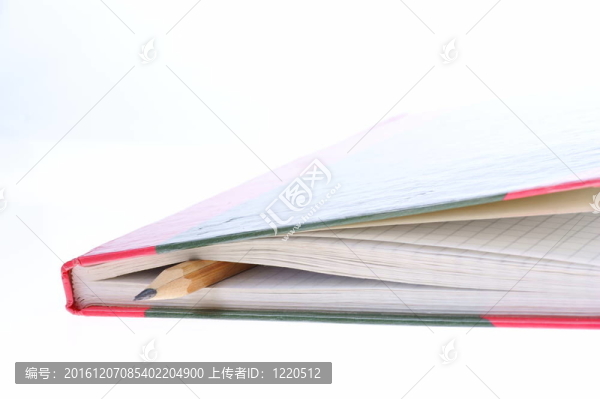綠色筆記本和鉛筆
