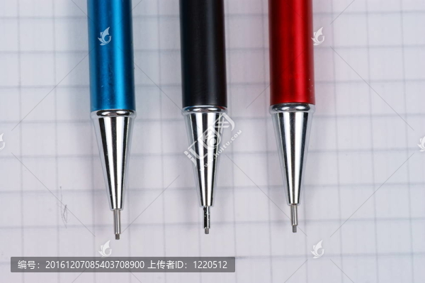 筆記本的空白頁；黑色；紅色；藍(lán)色鉛筆