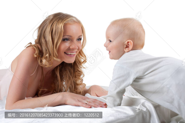 美女金發(fā)媽媽看著兒子孤立