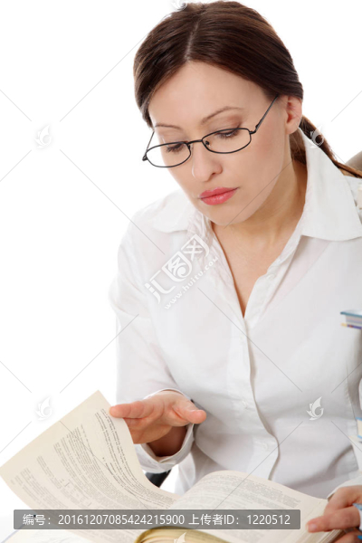 成熟的女學生正在書桌旁學習