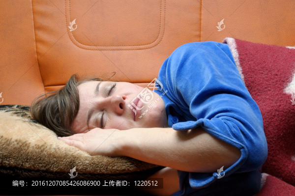 女人睡在枕頭上