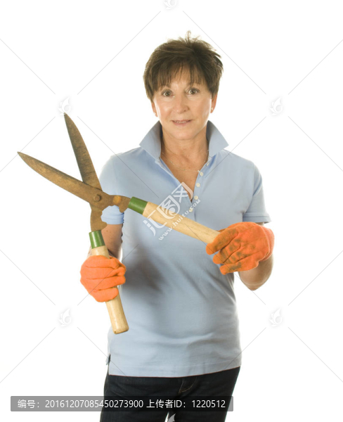 可愛的中年女人花園手工具綠籬剪