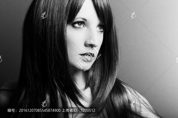 年輕的女人特寫肖像。黑與白