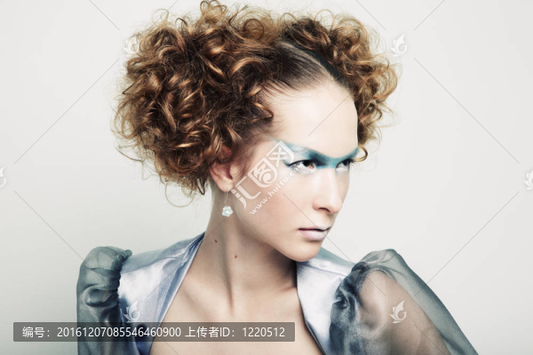 一個(gè)年輕漂亮的紅發(fā)女人的時(shí)尚寫(xiě)真