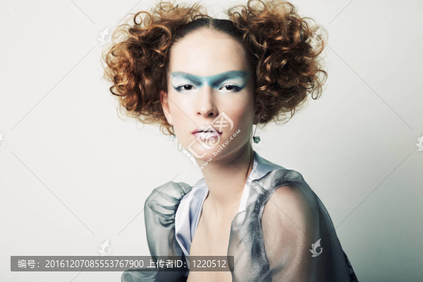 一個(gè)年輕漂亮的紅發(fā)女人的時(shí)尚寫真