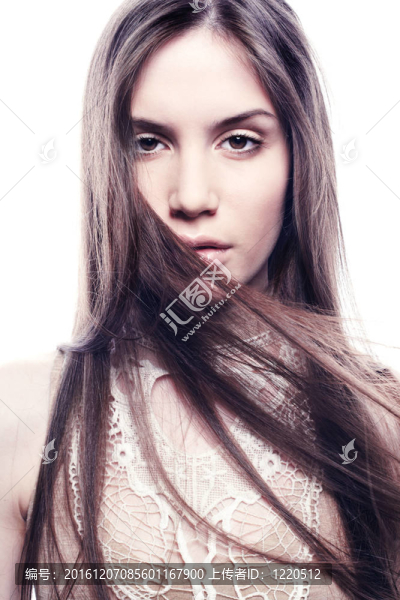 年輕貌美優(yōu)雅女性的時(shí)尚肖像。特寫(xiě)