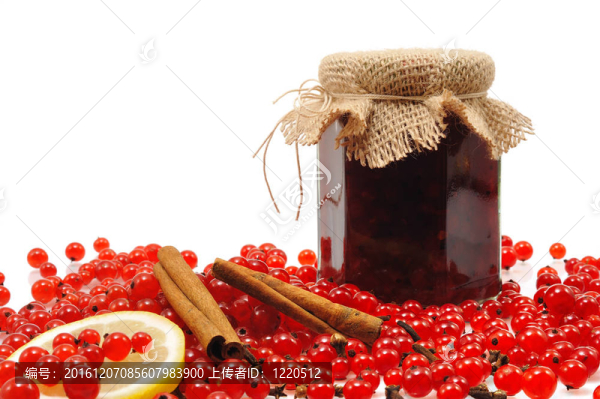 罐自制的紅醋栗果醬和新鮮水果