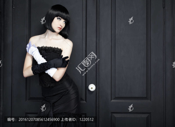 黑衣美女中的時尚肖像