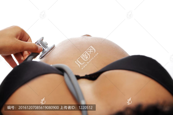 孕婦聽她的腹部聽診器