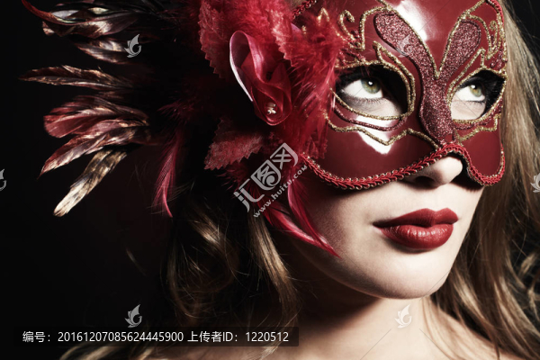 在一個(gè)紅色威尼斯面具神秘美麗的年輕女人