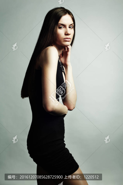 時尚寫真的年輕美麗優(yōu)雅的女人在黑色D