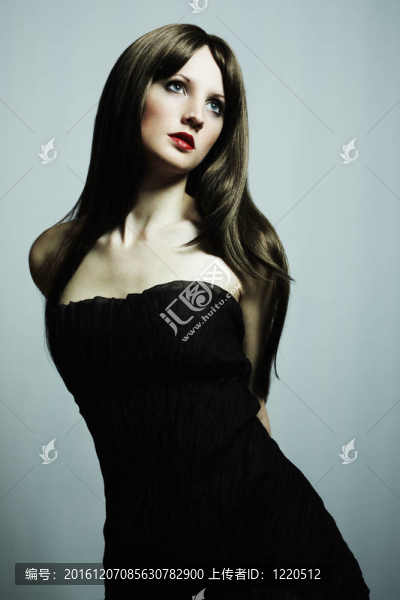 時(shí)尚寫真的年輕美麗優(yōu)雅的女人在黑色D