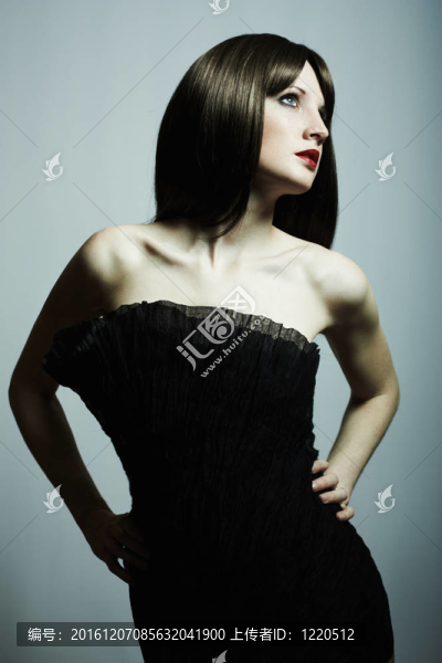 時(shí)尚寫真的年輕美麗優(yōu)雅的女人在黑色D